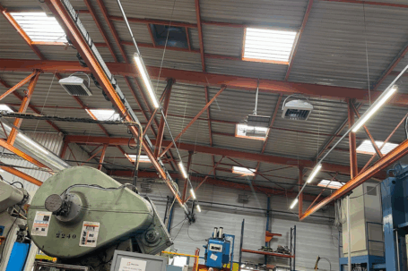 Infographie Isobat : Schéma de fonctionnement d'un déstratificateur d'air dans un grand volume.