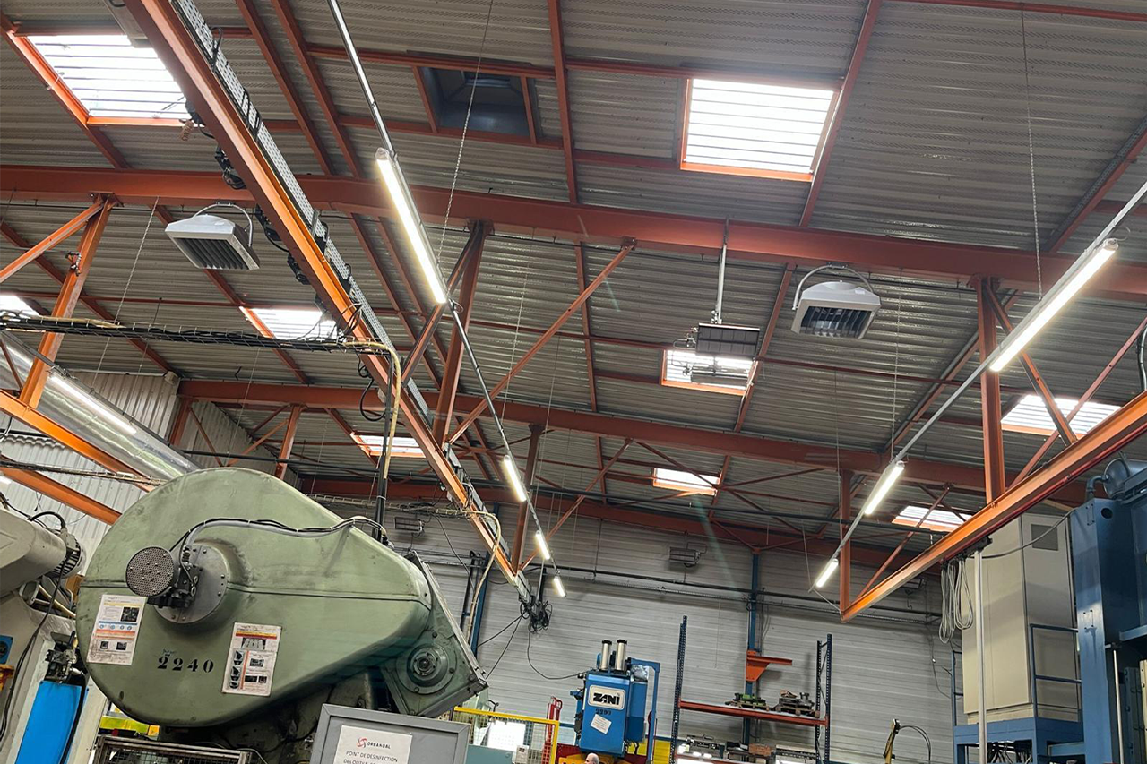 Infographie Isobat : Schéma de fonctionnement d'un déstratificateur d'air dans un grand volume.