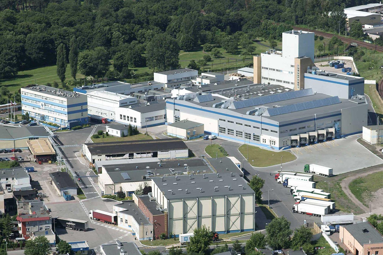 Schéma technique Isobat montrant les économies d'énergie grâce à un déstratificateur d'air industriel.