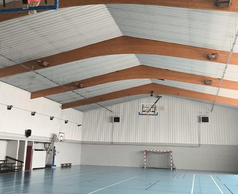 Déstratificateur d’air installé par ISOBAT CEE dans la salle de sport de la Commune de Cenon-sur-Vienne pour optimiser la répartition thermique.