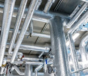 Calorifugeage de tuyauteries industrielles par Isobat avec isolation thermique haute performance et protection en aluminium.
